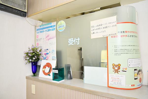 なかじま歯科医院 大阪市西淀川区 受付も院長が担当している