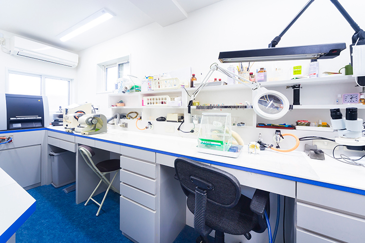 まめなか歯科 松江市 歯科技工士が常勤し、入れ歯や詰め物の細かい調整も対応する