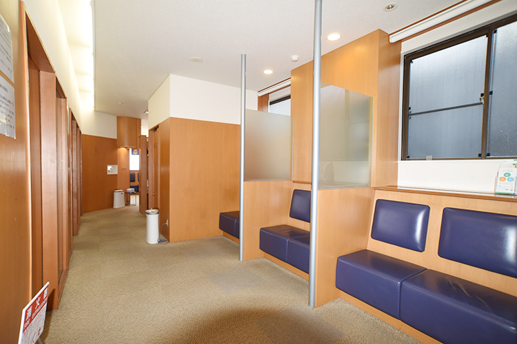 神宮前こころのクリニック 橿原市 中待合室には間仕切りがありプライバシーにも配慮