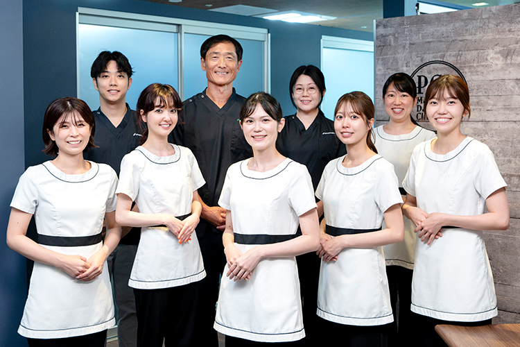 PCP丸の内デンタルクリニック 千代田区 院長の熱心な姿勢に共感するスタッフが明るい笑顔で迎えてくれる