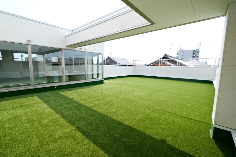 あさと整形外科リウマチ科 名古屋市中村区 屋上の人工芝スペースで運動もすることができる