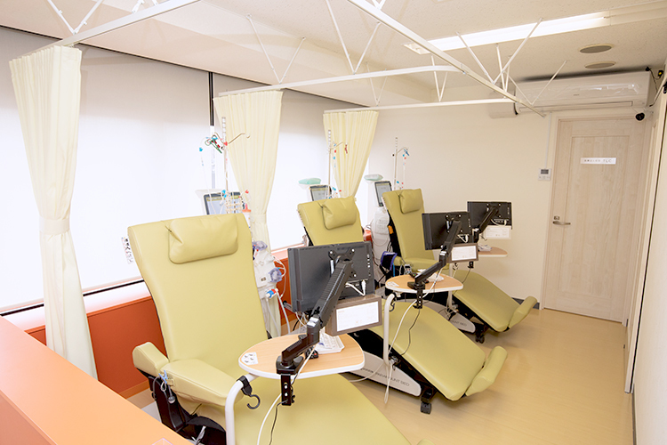 渋谷笹塚HDクリニック 渋谷区 発熱の場合でも透析できるようカーテンで仕切られた透析台を設置