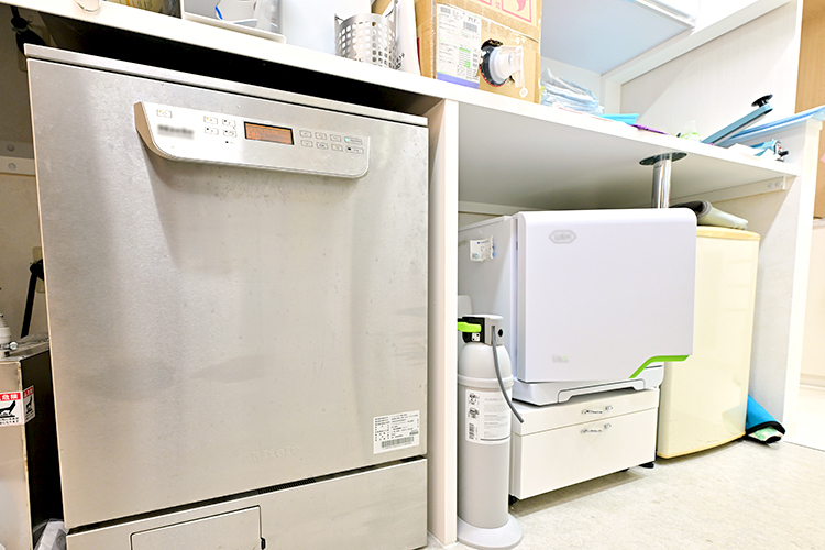 ホワイトプラザ歯科 世田谷区 消毒滅菌室には先進のオートクレーブや医療用器具洗浄機を導入