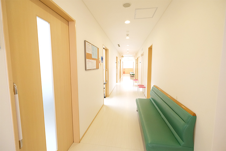 やぶたこどもクリニック 岐阜市 廊下は広く、診察室は完全個室