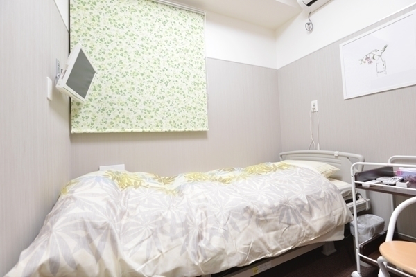 銀座吉田医院 中央区 すっきりとした壁が落ち着いた空間を演出