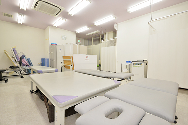 整形外科 もりたクリニック 大阪市北区 患者ひとりひとりに合わせたリハビリを行う