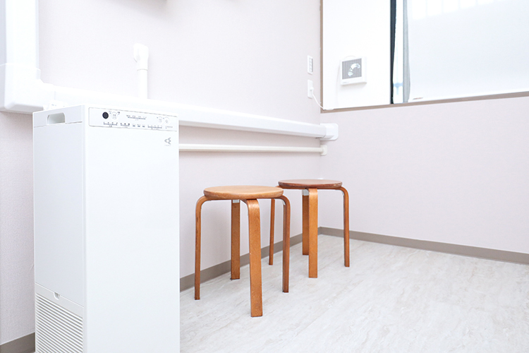 川村内科クリニック 品川区 感染症疑いの患者が待機できるスペース。入り口も分けている