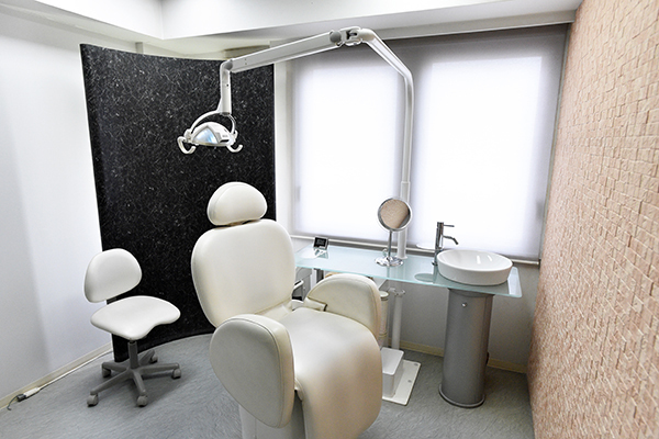 池野歯科医院 堺市中区 滅菌処理にも注力しており、清潔感あふれるユニット