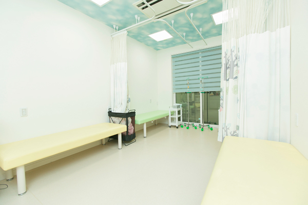 ひばりがおかこどもとアレルギーのクリニック 名古屋市瑞穂区 子どものことを考え、天井に空の壁紙を施した処置室