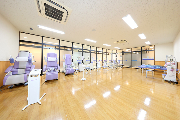 坂本整形外科 八尾市 広々と開放的な先端の物理療法機器が並ぶリハビリテーション室