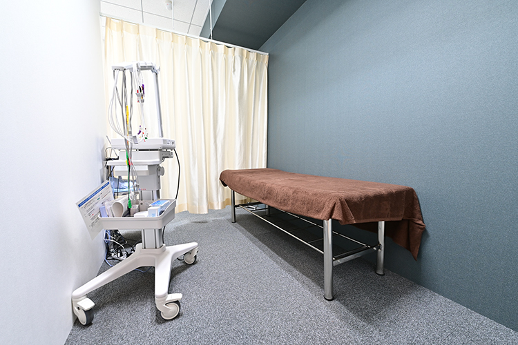 新宿うるおいこころのクリニック 新宿区 心電図検査や採血、点滴を行う処置室
