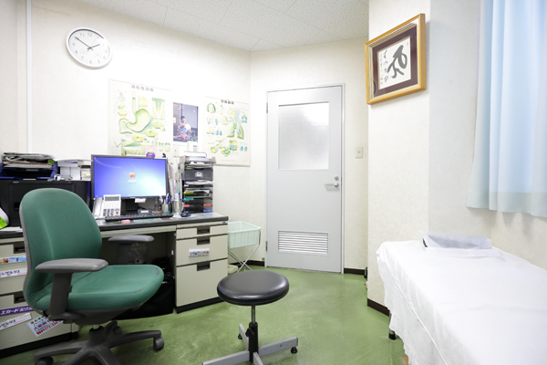あけぼのGMクリニック 大阪市東淀川区 診察室。ベテランの医師たちが丁寧に診察してくれる