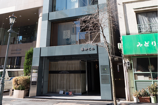 広尾まきレディスクリニック 渋谷区 広尾駅2番出口から徒歩5分。ビルの3階に位置している