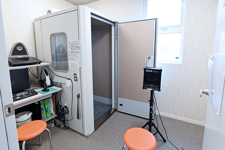やすい耳鼻咽喉科 泉佐野市 大学病院レベルの静粛性の聴力検査室も完備している