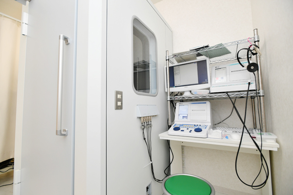 よしだ耳鼻咽喉科クリニック 足立区 聴力検査室も広めで、検査時にもこまめに声かけをしてくれる