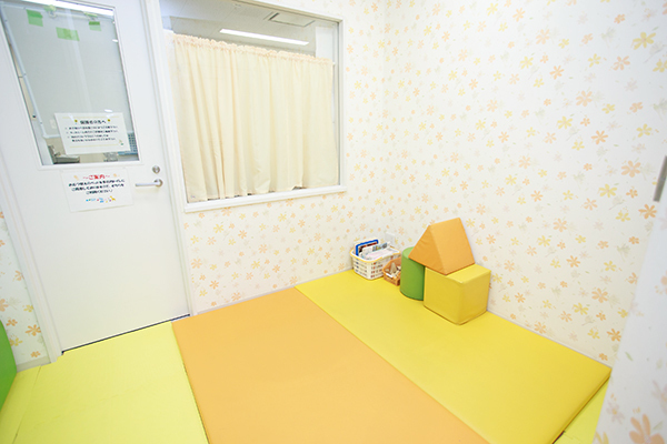 たかばたけウィメンズクリニック 大東市 キッズスペースも待合室に完備