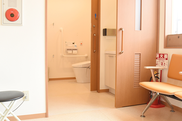 川口クリニック 生駒市 トイレや玄関などバリアフリー設計で、誰でも利用しやすい