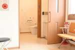 川口クリニック 生駒市 トイレや玄関などバリアフリー設計で、誰でも利用しやすい