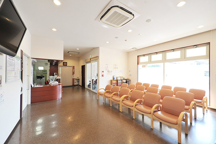 たわだリハビリクリニック 名古屋市港区 明るく光を取り込む清潔な待合室