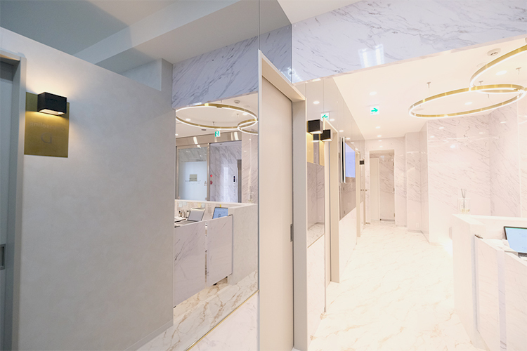 東京駅メンタルクリニック 中央区 白を基調とした清潔感あふれる院内