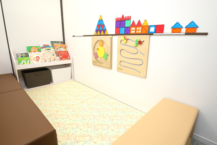 けい耳鼻咽喉科 堺市南区 待合室には広々としたキッズスペースも完備