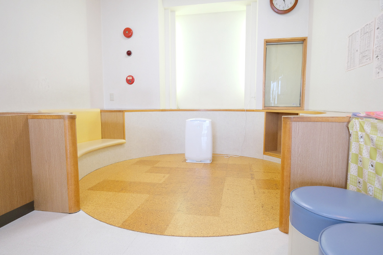 よしおかこどもクリニック 京都市西京区 待合室には広々としたキッズスペースを完備