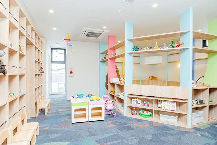 本多歯科 枚方市 院内に子どもが遊べる広いスペースや、勉強できるデスクを設置