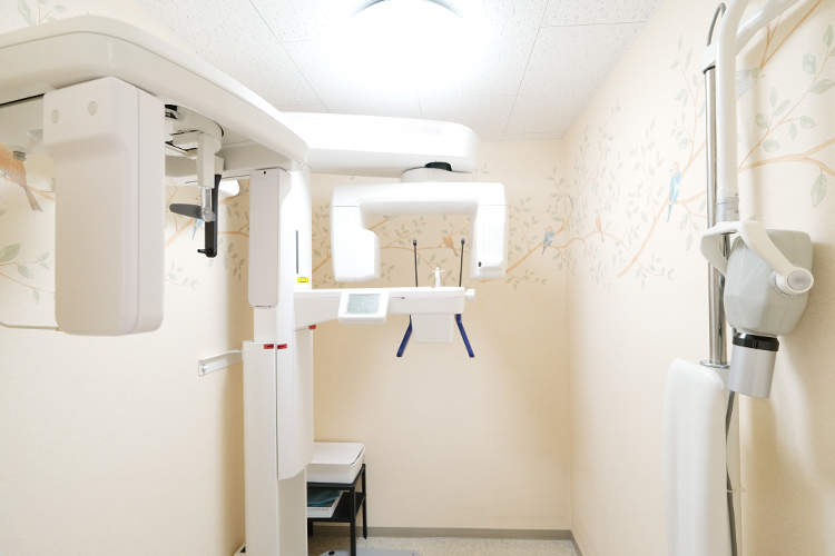 もとむら歯科医院 久留米市 小鳥の壁紙がかわいらしいレントゲン室