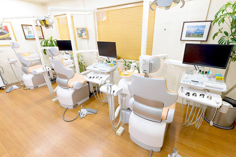 とみさわ歯科医院 調布市 感染症対策のため、ユニットそれぞれに口腔外バキュームを設置