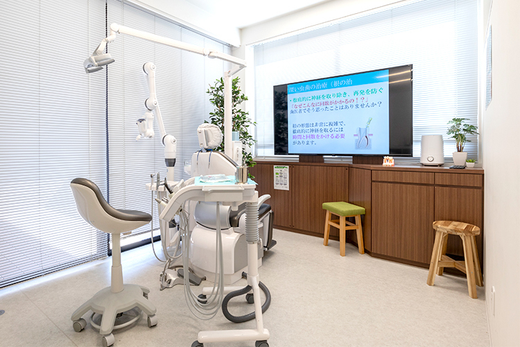 高田歯科口腔外科医院 高松市 ゆったりとスペースを取った診療室には、大型モニターを設置