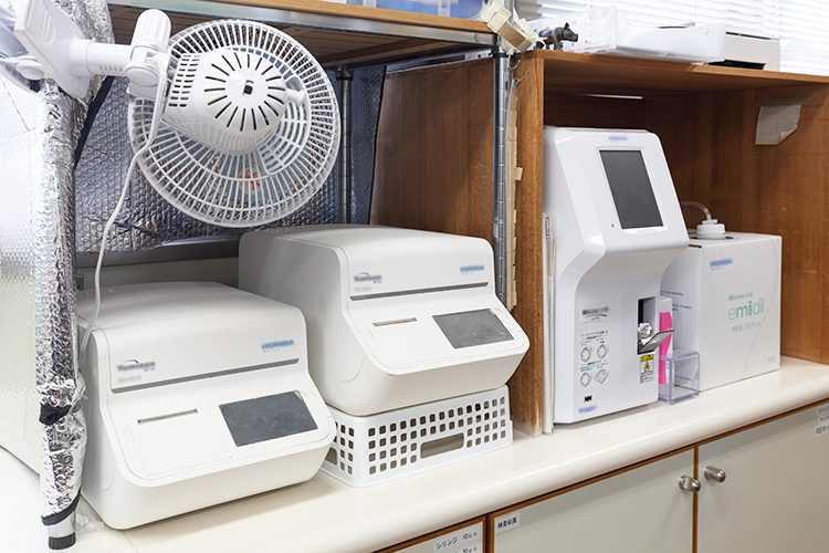 おざきこどもクリニック 観音寺市 各種検査機器を用いて、診断の精度を高めている