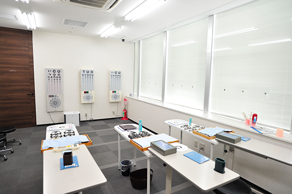 かつた眼科クリニック 尼崎市 広々とした視力検査室