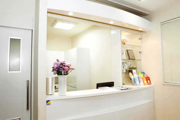 浪瀧歯科医院 松山市 スタッフが笑顔で患者を迎える