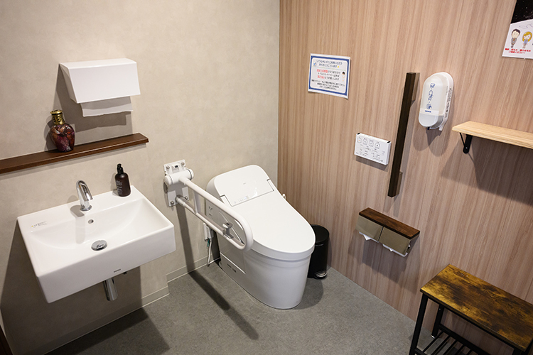 皆川クリニック 千葉市花見川区 バリアフリーの広々としたトイレ。子ども連れでも通いやすい