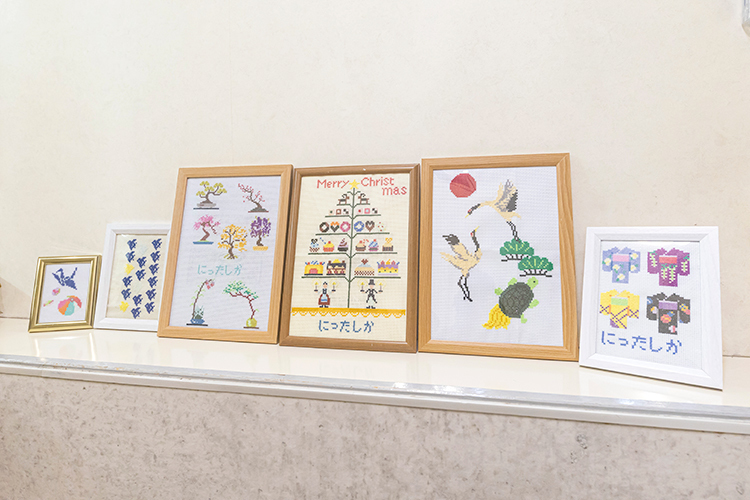 にった歯科医院 北九州市門司区 患者の作品を置いており、温かみを感じる院内