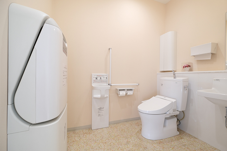 きたざわこどもクリニック 新座市 広々としたトイレにはおむつ交換台完備
