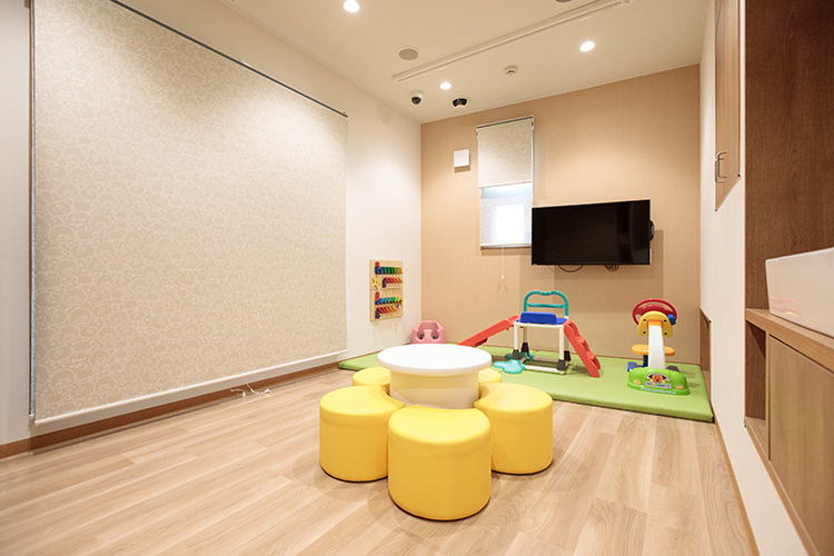 はす花こどもファミリークリニック 板橋区 2階にあるキッズスペースは子どもにも人気