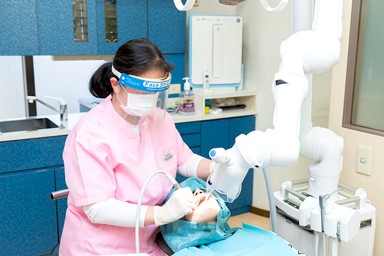 美都デンタルクリニック 世田谷区 診察室では院長が親身な姿勢で診療にあたる