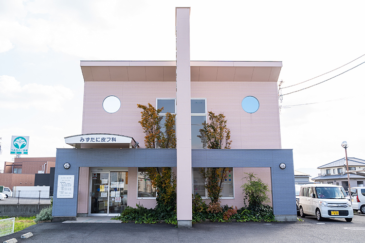 みずたに皮フ科 丸亀市 建物はかわいらしいサーモンピンク