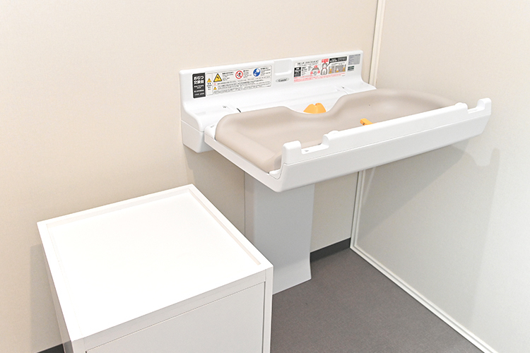 出町柳こどもクリニック 京都市上京区 広々としたトイレにはおむつ台や荷物置き場も用意