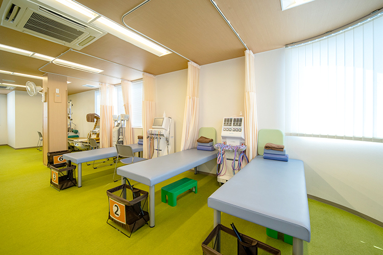 越谷慶友整形外科リウマチ科 越谷市 リハビリテーションフロアも完備