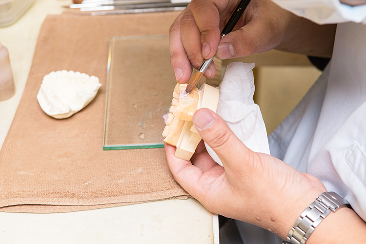 長坂歯科 港区 技工士が常駐しているため、より精密な技工物の提供が可能だ