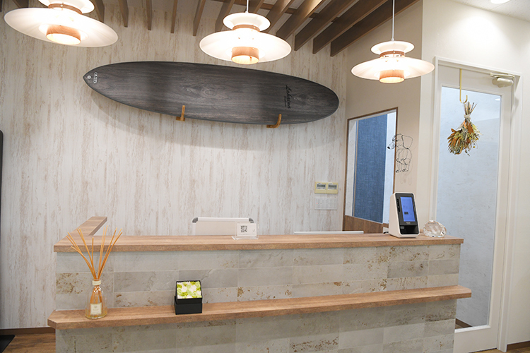 池袋歯科・矯正歯科 豊島区 暖色照明とナチュラルな内装で、リラックスできる空間