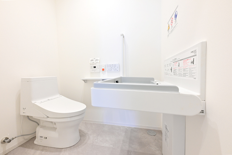 清澄白河耳鼻咽喉科いびき・無呼吸クリニック 江東区 清潔感のある広々としたトイレ。おむつ交換台も完備