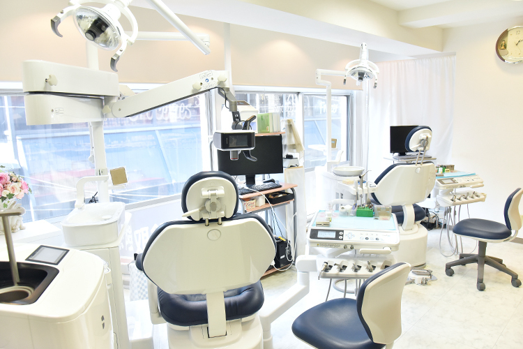 村田歯科クリニック 世田谷区 外光が入り、にぎやかな商店街を見下ろせる診察室