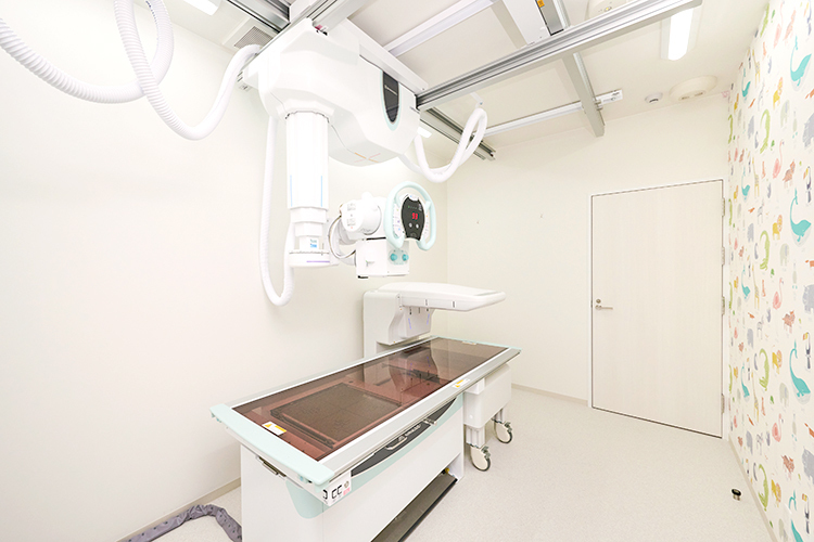 白金高輪やまと整形外科 港区 レントゲン室の壁紙は動物の絵があしらわれている