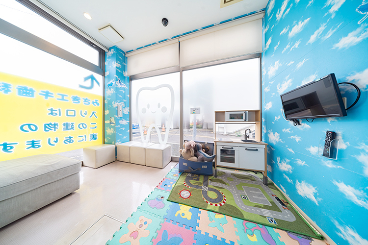 みさきエキ歯科 船橋市 親子でも通いやすいように待合室横にキッズスペースも完備