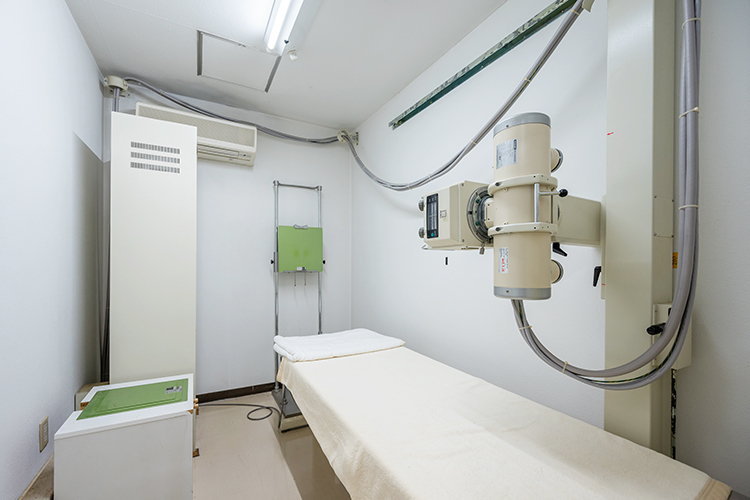 武石クリニック 福岡市早良区 レントゲン室。各種検査を行ないながら治療を進める