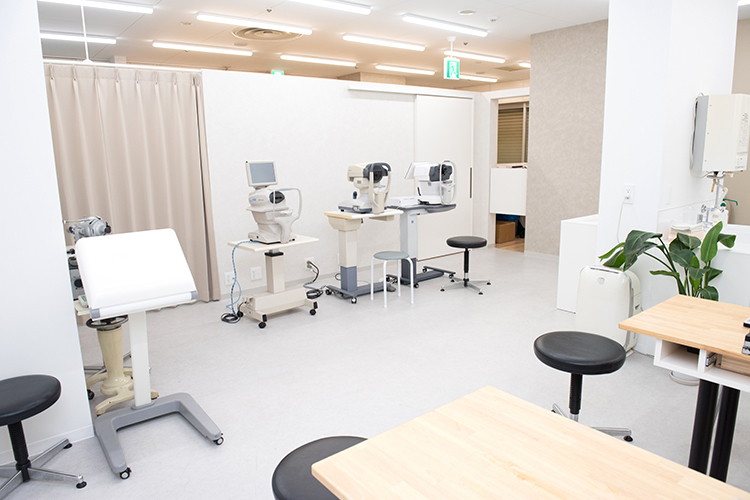 うめだ駅前アイクリニック 大阪市北区 大型弱視鏡をはじめ各種機器をそろえる