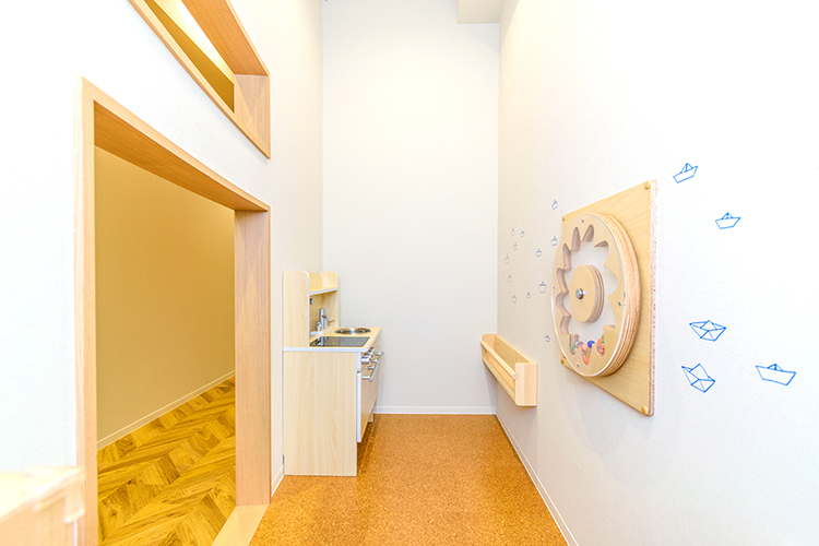 横田デンタルクリニック 福岡市中央区 洞穴風のキッズルームや屋外キッズパークで遊ぶことができる